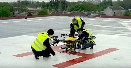 Dron ochroni samotną kobietę. Światowy przełom