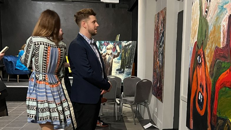 Antoni Królikowski i Izabela na wernisażu 