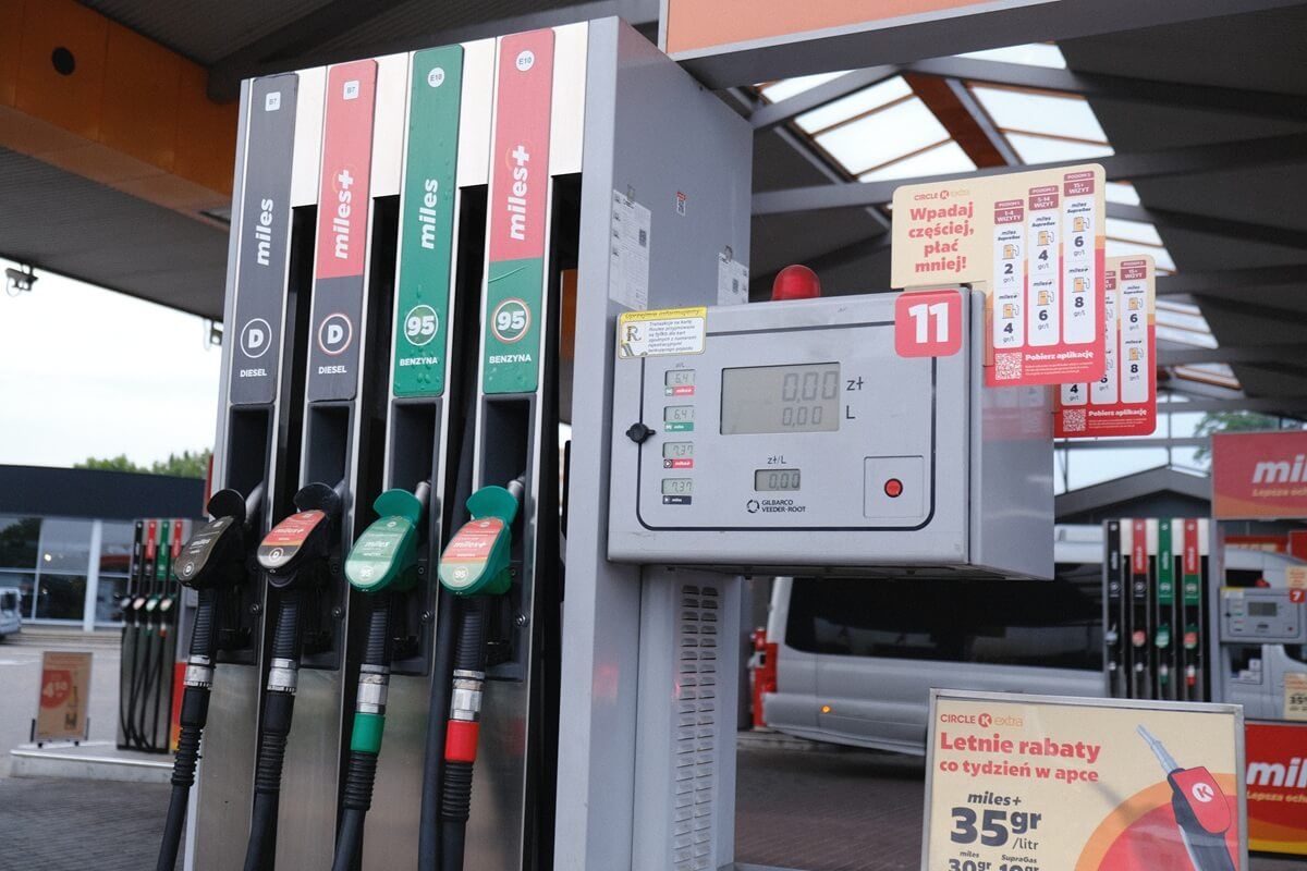 Tankować dziś czy czekać do weekendu? Ministerstwo podało nowe ceny paliw | 22-24.08