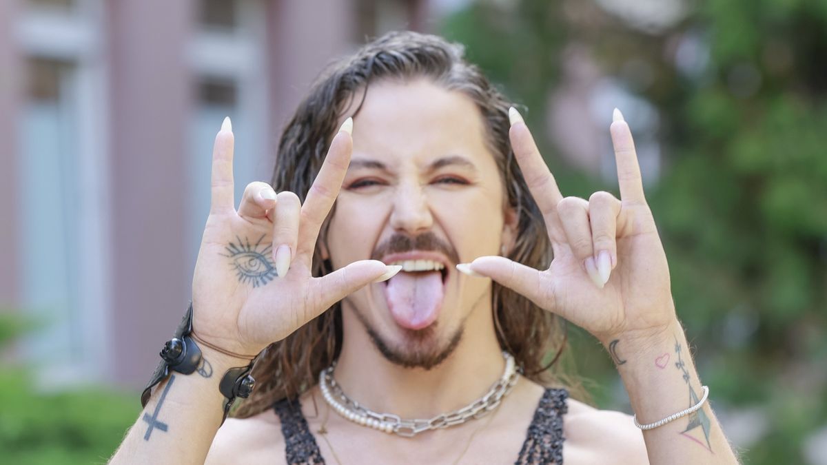 Czy Michał Szpak chodzi do kościoła?