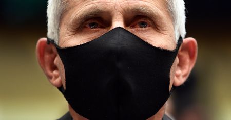Koronawirus nie ustępuje. Słynny immunolog: niepokojący wzrost liczby infekcji
