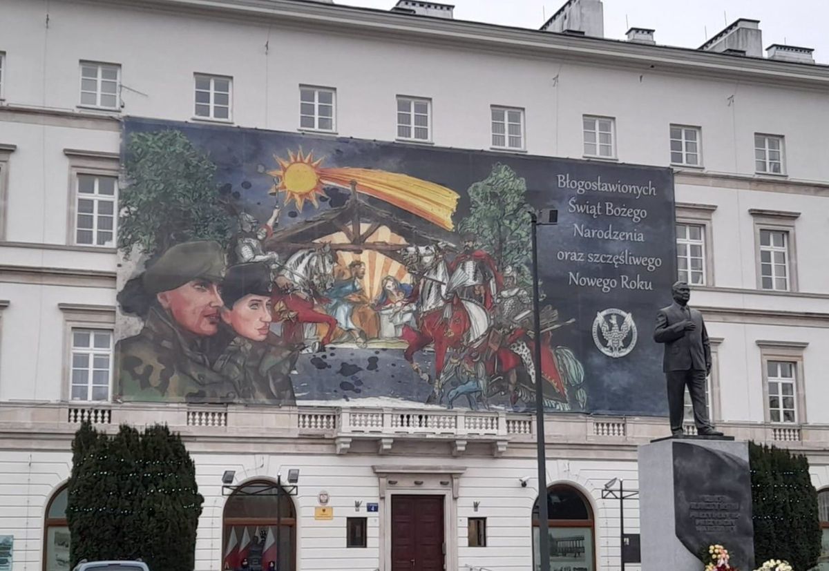 Świąteczny baner na gmachu Dowództwa Garnizonu Warszawa (Michał Krasucki/Facebook)