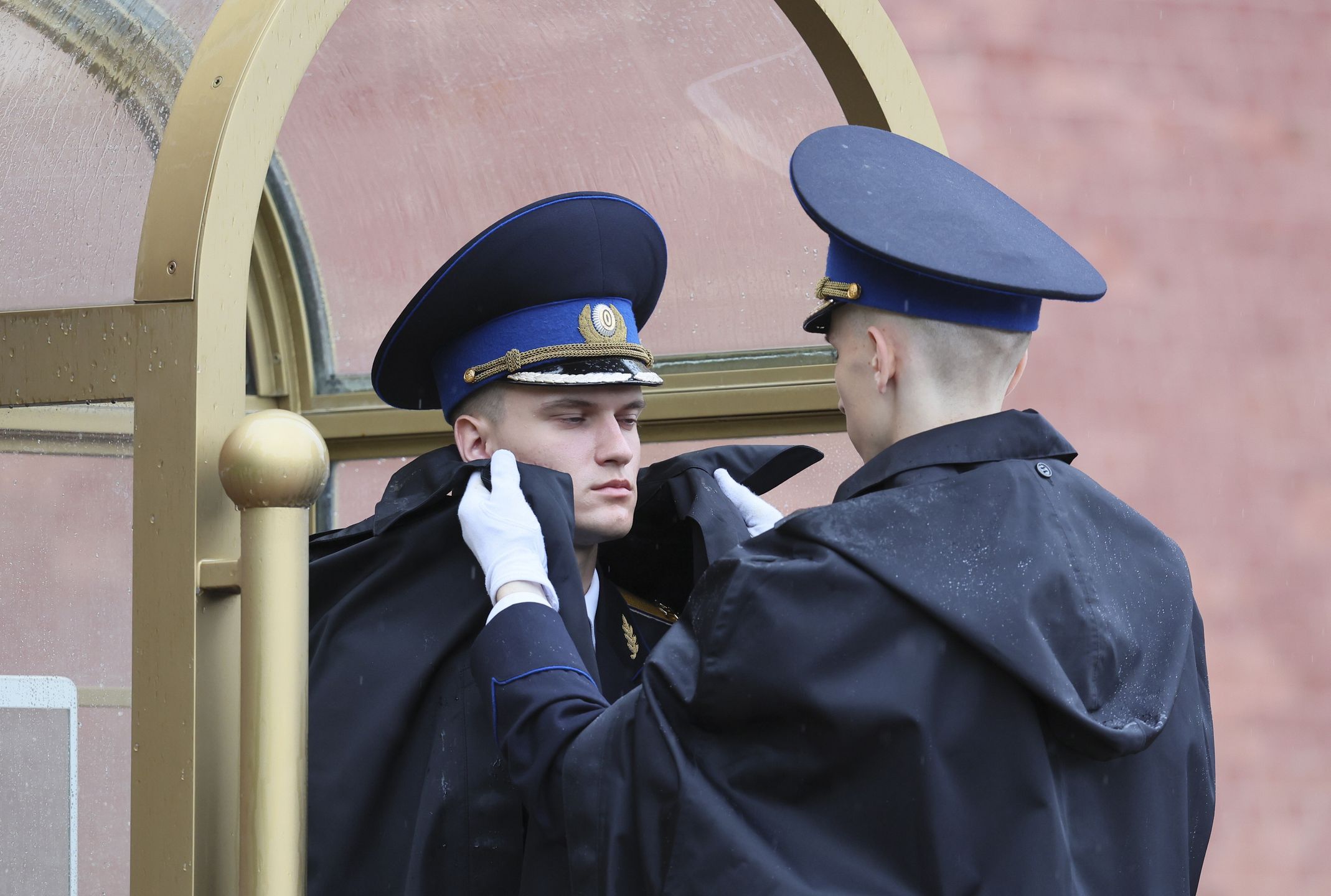 ?A member of the honour guard adjusts the raincoat of a comrade to protect him from the rain at the Tomb of the Unknown Soldier in front of the Kremlin wall on a rainy summer day in Moscow, Russia, 18 June 2025. EPA/YURI KOCHETKOV Dostawca: PAP/EPA.
