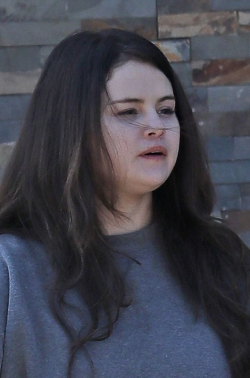 Naturalna Selena Gomez maszeruje do knajpki w Los Angeles