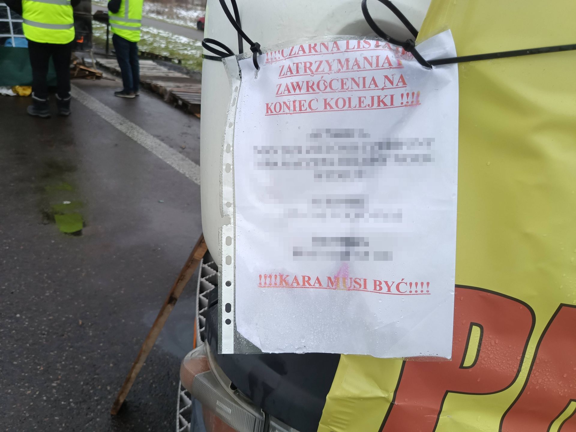Kolejka ciężarówek przed granicą w Dorohusku