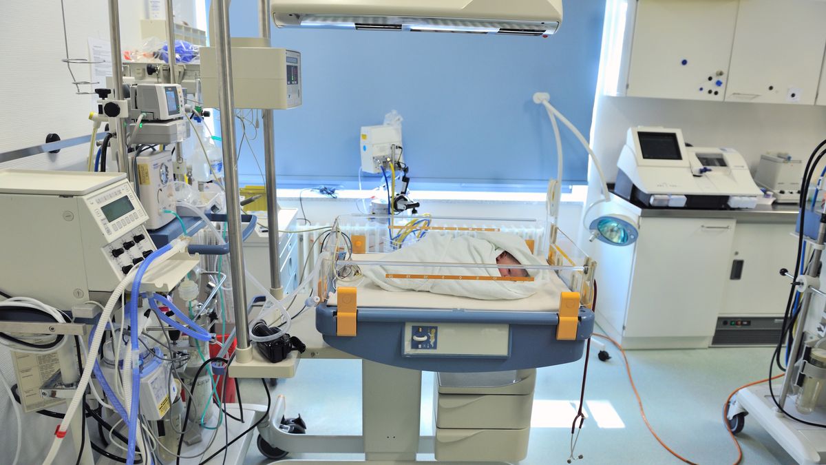 Roland W. Waniek
brutkasten, baby, neugeboren, neugeborenes, krankenhaus, notaufnahme, behandlung, analyse, arzt, operation, chirurg, chirurgie, krankenschwester, kinderarzt, krank, krankheit, mädchen, junge, kind, kleinkind, blick, wärme, lieb, schön, gesicht, anschauen, angesicht, portrait, leben, mund, nase, auge, geburt, augen, säugling, eingewickelt, wach, eingepackt, liebe, familie, kinderstation, medizin, notfall, apparate, computer, kinderklinik, klinik