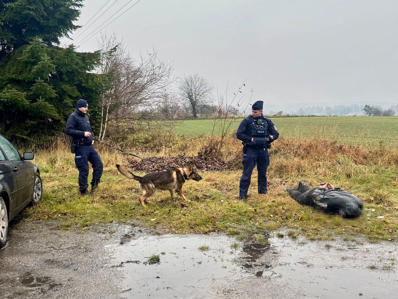 Reda: Policjanci ścigali BMW. Kierowca porzucił auto przy lesie i wraz z pasażerami wbiegł między drzewa