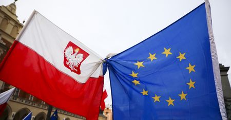 "Zostajemy w Europie!". Trwa protest na pl. Zamkowym w Warszawie