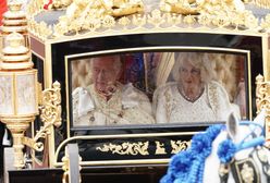 Cała na biało. Stremowana Camilla w królewskiej karocy