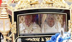 Cała na biało. Stremowana Camilla w królewskiej karocy