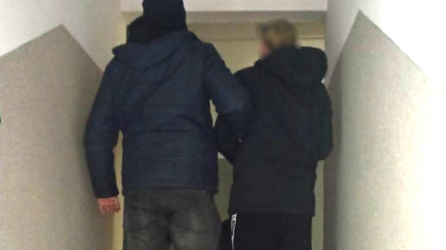 Schował się w szafie przed policjantami. 