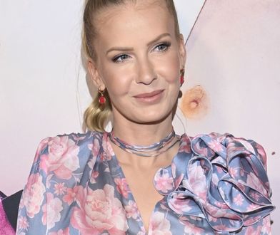 Edyta Pazura w kuszącej pozie. W bikini wygląda jak bogini