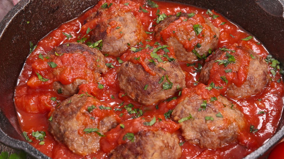 Kotlety mielone w sosie pomidorowo-serowym