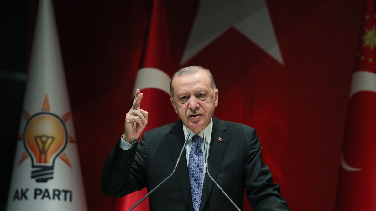 epa09598681 A handout photo made available by the Turkish President Press Office shows Turkish President Recep Tayyip Erdogan addresses members of the ruling Justice and Development Party (AKP) at the provincial presidents meeting in Ankara, Turkey, 23 November 2021.  EPA/TURKISH PRESIDENT PRESS OFFICE HANDOUT  HANDOUT EDITORIAL USE ONLY/NO SALES Dostawca: PAP/EPA.