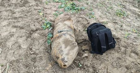 Rolnik kierował traktorem. Natknął się na bombę