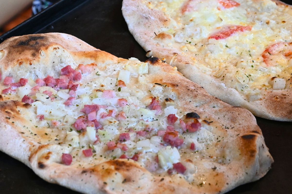 Podpłomyki z boczkiem i cebulą