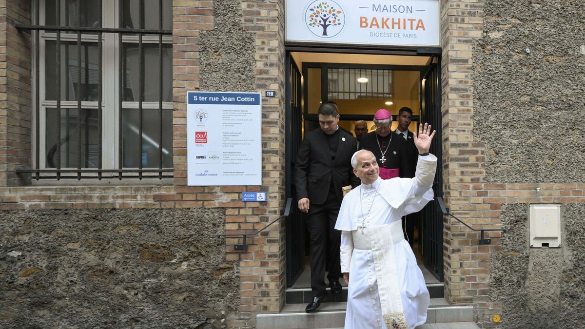A handout picture provided by the Vatican Media shows Pope Leo XIV waving to the public as he exits the Maison Bakhita support and social integration center, in Paris, France, 26 September 2026. The Pontiff's apostolic journey to France runs from 25 to 28 September under the motto "So That the World May Have Life". EPA/VATICAN MEDIA HANDOUT HANDOUT EDITORIAL USE ONLY/NO SALES Dostawca: PAP/EPA.