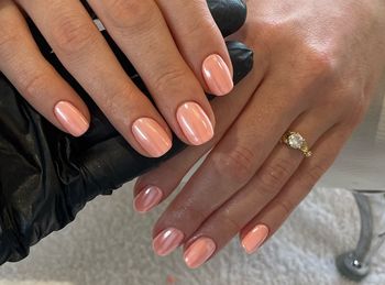 Apricot nails to przebój na lato. Podkreślają opaleniznę jak żadne inne