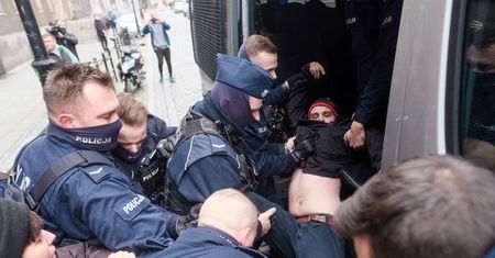 Położył ulotkę na szybie radiowozu w Poznaniu. Policja ściga 21-latka