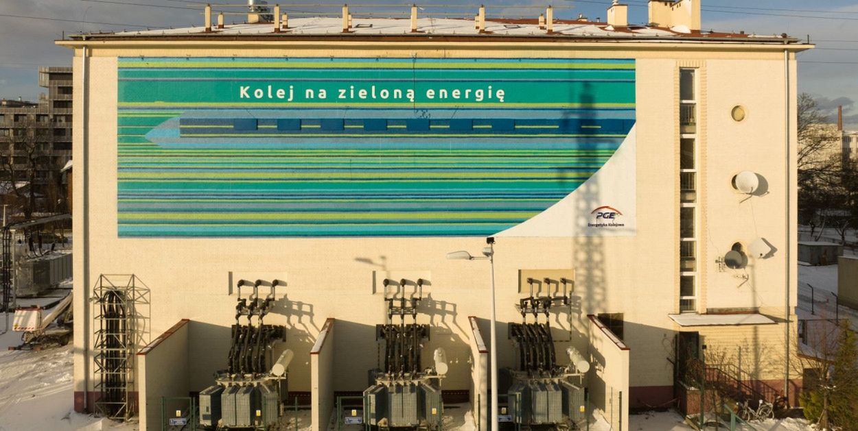 Kolej na zieloną energię – nowy mural na podstacji Warszawa Zachodnia od PGE Energ