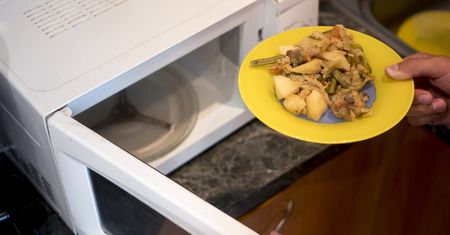 Nietypowy trik z mikrofalówką. Tak błyskawicznie podgrzejesz obiad