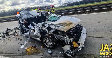 Poważny wypadek na A4. Osobówka uderzyła w tira