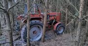 Skradziony ciągnik ukryli w lesie. Podejrzanymi dwaj nastolatkowie