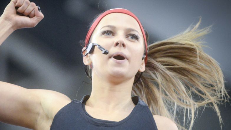 Anna Lewandowska moczy się w basenie córek