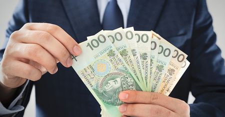 To już za 2 tygodnie. Miliony Polaków dostaną 220 zł podwyżki