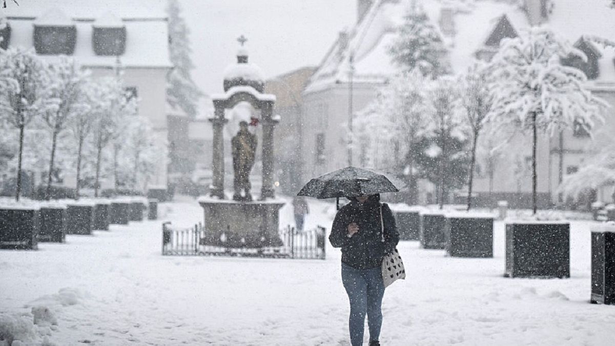 Local Weather Poland
MYSLENICE, POLAND - NOVEMBER 21 : A woman holds an umbrella as she walks on the main square covered with snow in Myslenice, Poland on November 21, 2025. The Polish Institute of Meteorology predicts a snow cover between 5 to 15 cm in Southern and Eastern Poland in the coming days. (Photo by Omar Marques/Getty Images)
Omar Marques