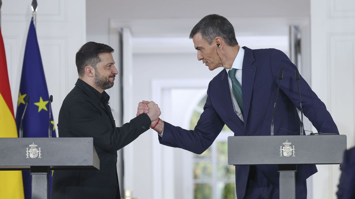 epaselect epa12534021 Spain's Prime Minister Pedro Sanchez (R) during the press conference with Ukrainian President, Volodimir Zelenski (L) at La Moncloa Palace, in Madrid, Spain, 18 November 2025. EPA/Kiko Huesca Dostawca: PAP/EPA.