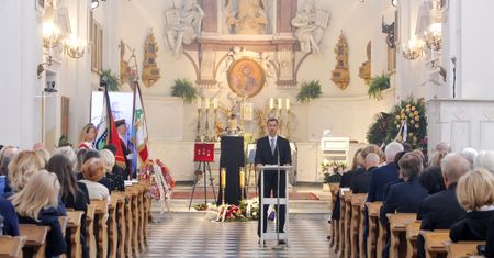 Lew-Starowicz spoczął obok ukochanej żony. Wyjątkowy widok przy urnie