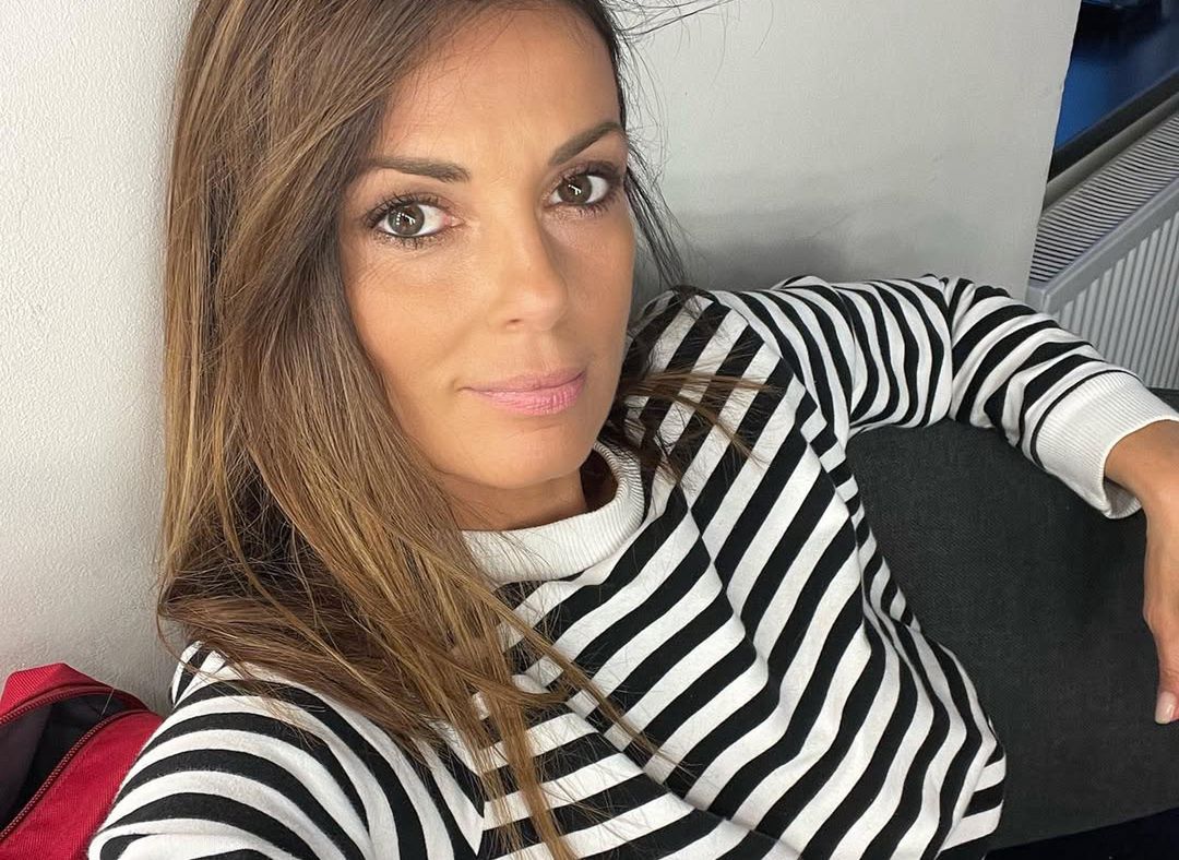 Wskoczyła w minimalistyczne bikini. Tak wygrzewała się nad basenem