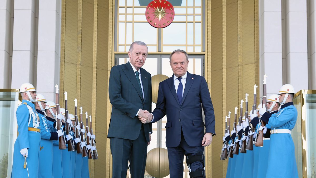 ANKARA, TURKIYE - MARCH 12: (----EDITORIAL USE ONLY - MANDATORY CREDIT - 'TURKISH PRESIDENCY / MURAT CETINMUHURDAR / HANDOUT' - NO MARKETING NO ADVERTISING CAMPAIGNS - DISTRIBUTED AS A SERVICE TO CLIENTS----) Turkish President Recep Tayyip Erdogan welcomes Polish Prime Minister Donald Tusk with the official ceremony at Presidential Complex in Ankara, Turkiye on March 12, 2025. (Photo by Turkish Presidency/Murat Cetinmuhurdar/Handout/Anadolu via Getty Images)