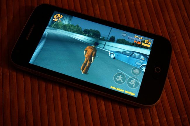 Smartfon za 250 zł z bardzo dobrym ekranem. Zagrasz na nim w GTA III 3