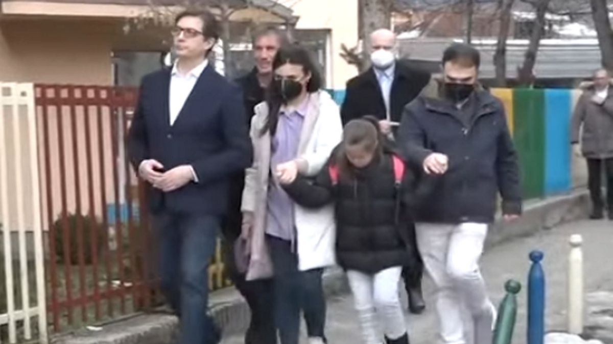 Prezydent odprowadzający dziewczynkę do szkoły