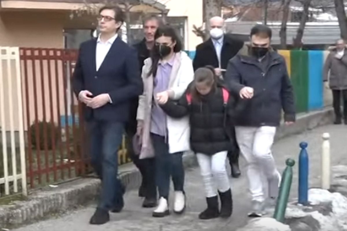 Prezydent odprowadzający dziewczynkę do szkoły