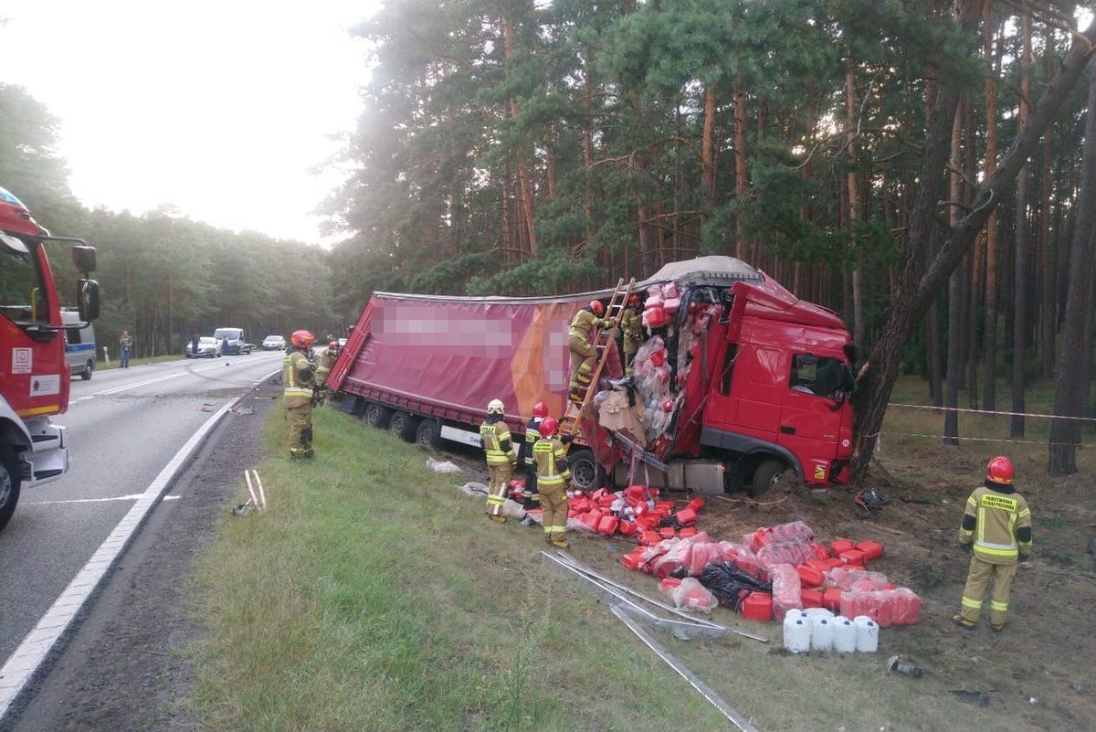 Ciężarówka wylądowała obok drogi