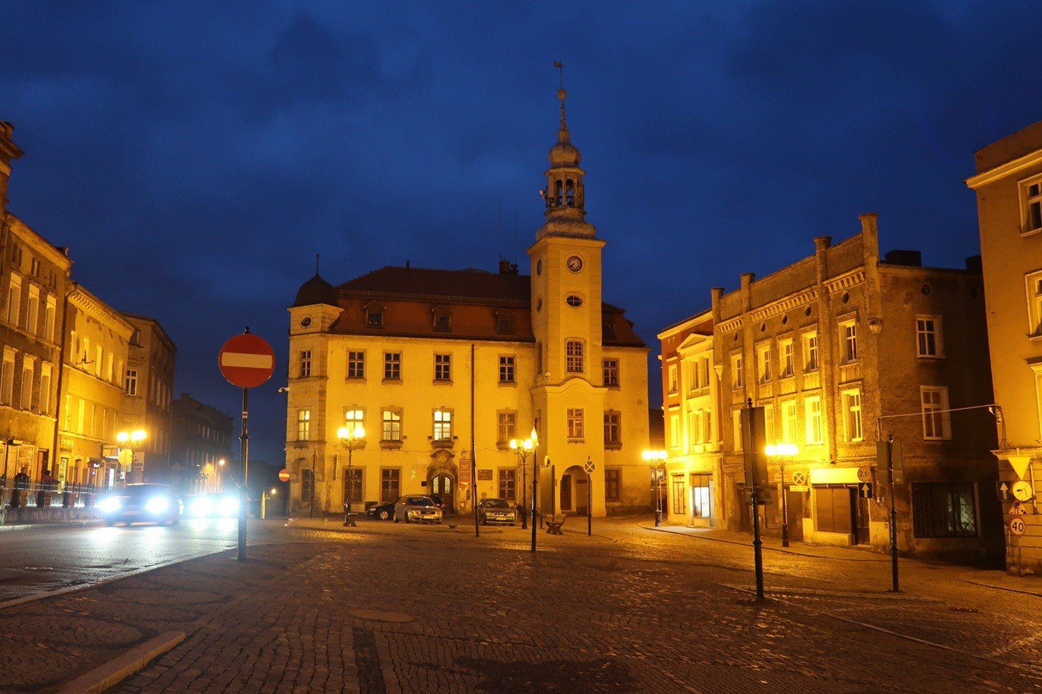 14 - Powiat wałbrzyski, czyli urokliwe góry, wieże widokowe i wspaniałe zamki. Odnotowano tu 20 aktów przestępczych, a w przeliczeniu na 52,66 tys. mieszkańców daje współczynnik 0,3798 /1000 osób. 