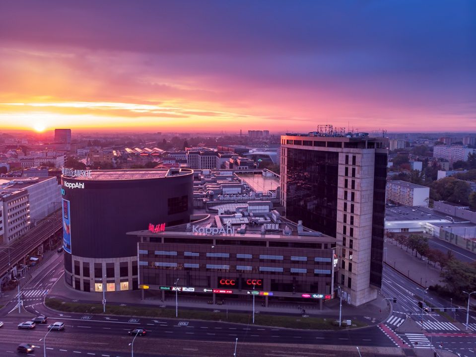 Wrocław. Kino samochodowe na dachu Arkad. Znany repertuar