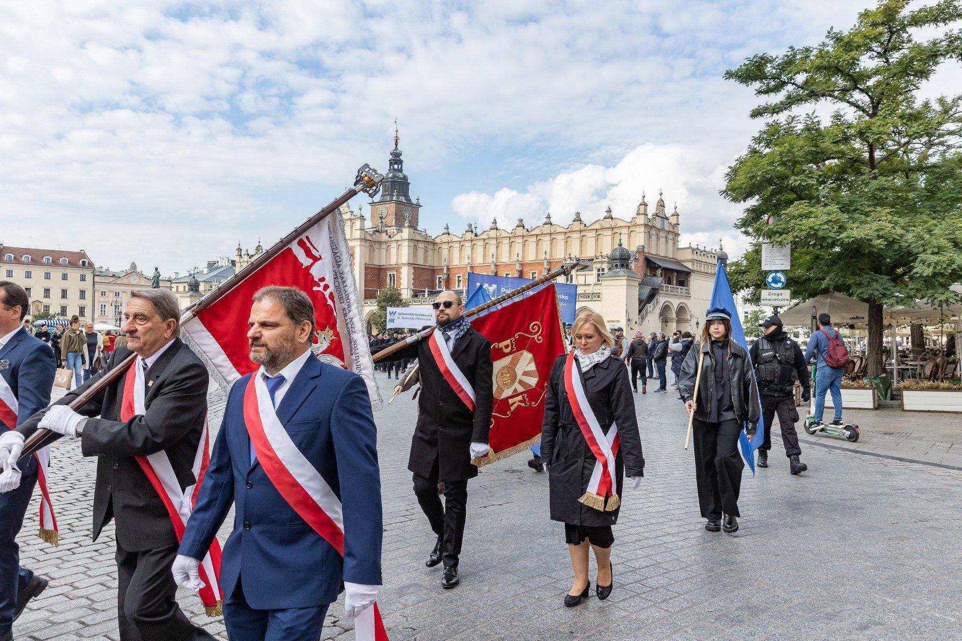 Tradycyjnie przez centrum Krakowa przeszedł pochód władz uczelni, senatorów i studentów PK