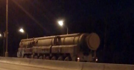 Rosjanie transportują pocisk dalekiego zasięgu. Przerażające wideo z Mokswy