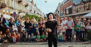 Wrocław. BuskerBus 2020. Komicy, clowni, żonglerzy, akrobaci, szczudlarze, iluzjoniści na ulicach