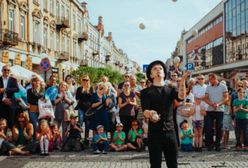 Wrocław. BuskerBus 2020. Komicy, clowni, żonglerzy, akrobaci, szczudlarze, iluzjoniści na ulicach