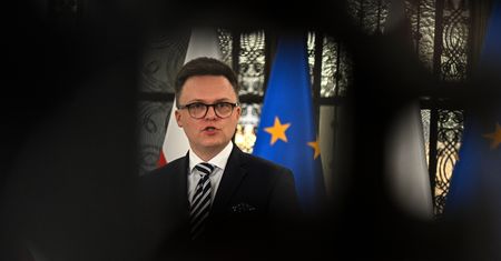 Hołownia ulepił bałwanka. Absurdalna dyskusja pod postem