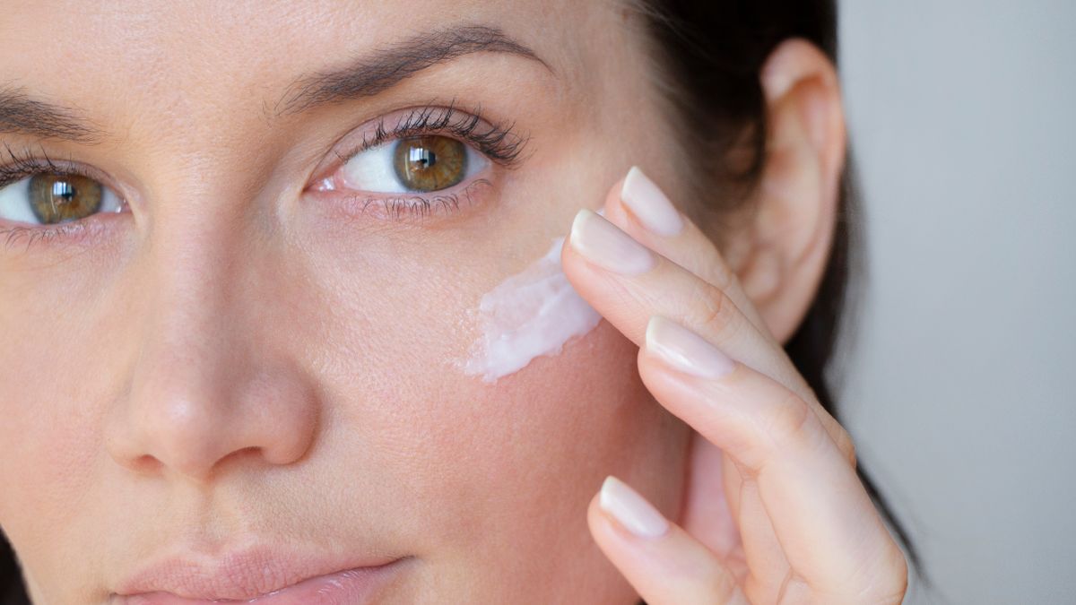 Krem antybakteryjny zawiera składniki posiadające zdolność eliminowania lub hamowania wzrostu bakterii na skórze.