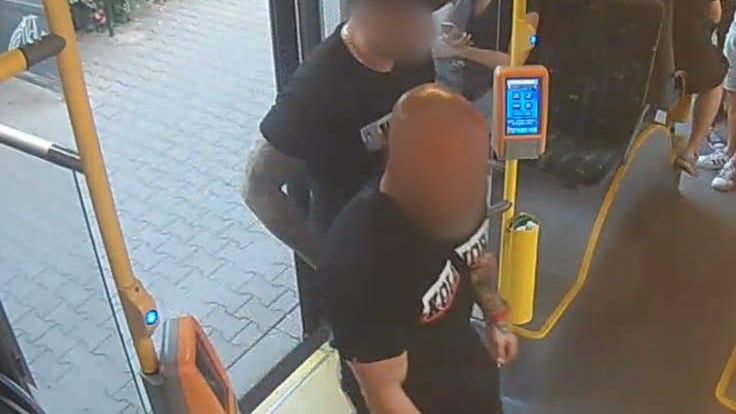 Pseudokibice zatrzymani za rozbój w autobusie