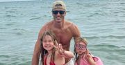Robert Lewandowski dokazuje z córkami w morzu. Tata na medal?