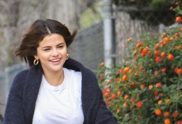 Szczęśliwa Selena Gomez jeździ na rowerze. Biebera zastąpiła koleżanką... (FOTO)