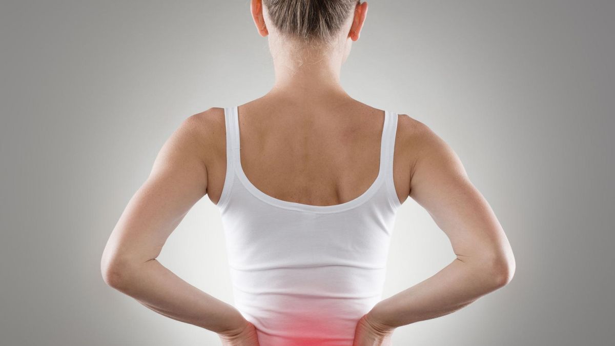 Objawem kamicy nerkowej jest m.in. ból w okolicy lędźwiowej kręgosłupa